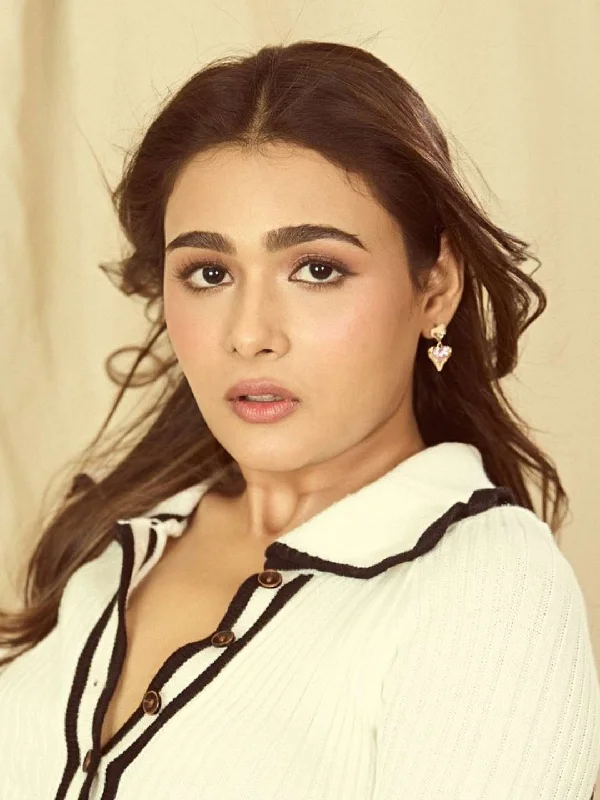 Shalini Pandey In Heart To Heart Drop Earings